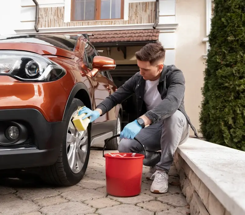 Lavage auto à domicile Maisons-en-Champagne : professionnel intervenant sur un véhicule